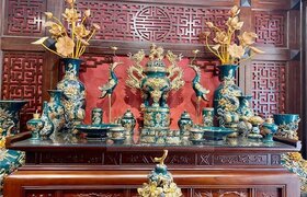 Ý nghĩa linh thiêng của lọ cắm hoa trên bàn thờ gia tiên