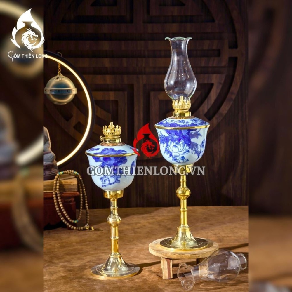 Đèn Dầu Thờ Bát Tràng Chân Đồng Men Lam Hoa Sen 230144