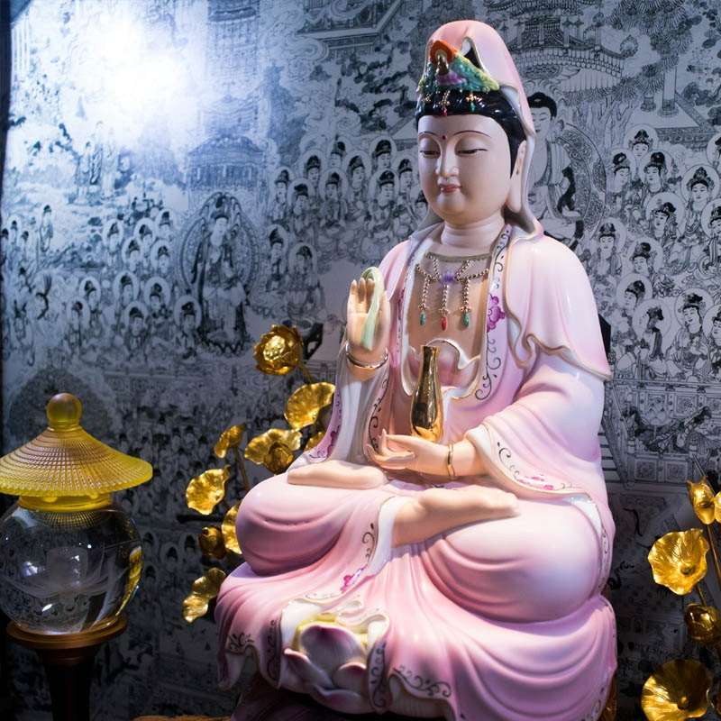 Tượng quan âm làm từ gốm sứ bát tràng sở hữu mọi ưu điểm của gốm